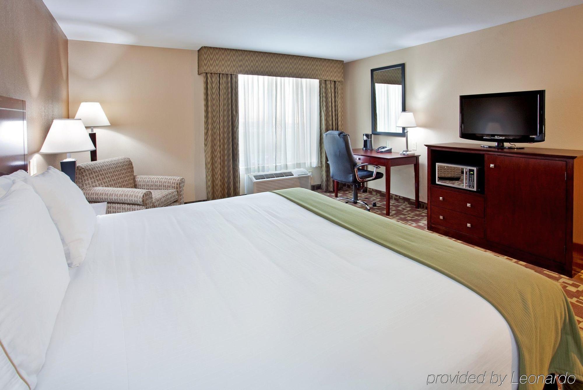 Saint Charles Holiday Inn Express Hotel & Suites St. Charles By Ihg חדר תמונה